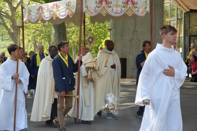 20240430 10 Procession eucharistique