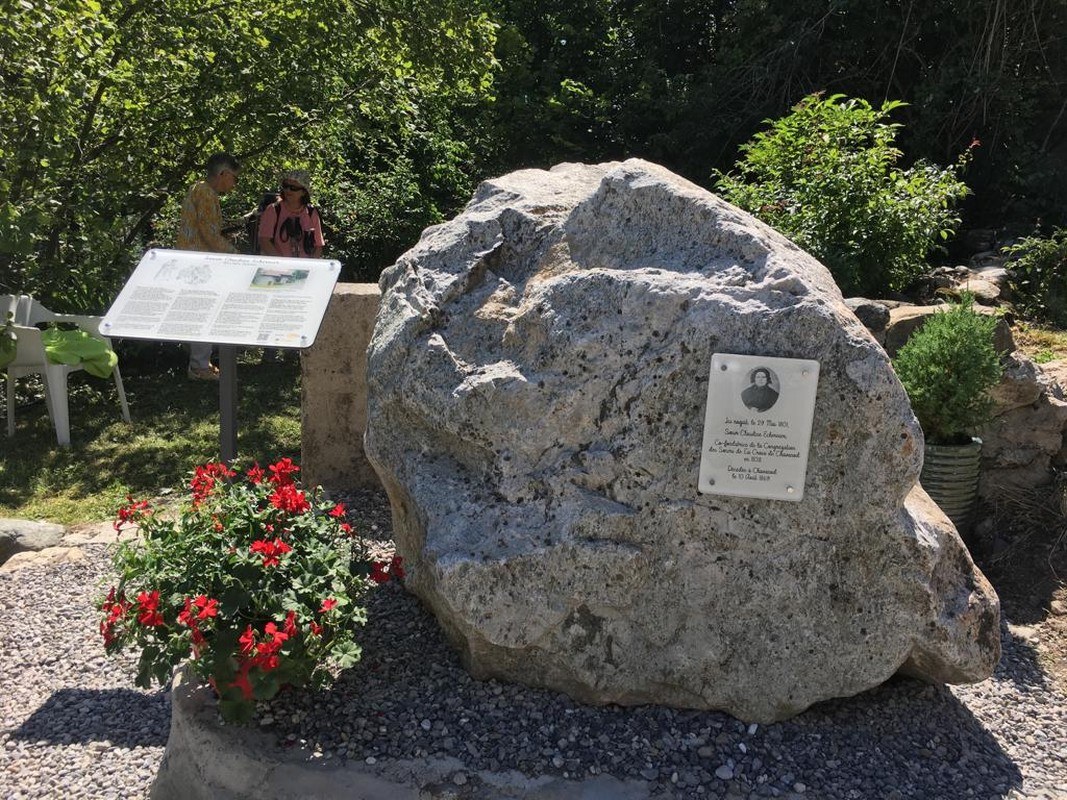 benediction-et-inauguration-de-la-stele-de-notre-zelee-mere-fondatrice-a-feternes