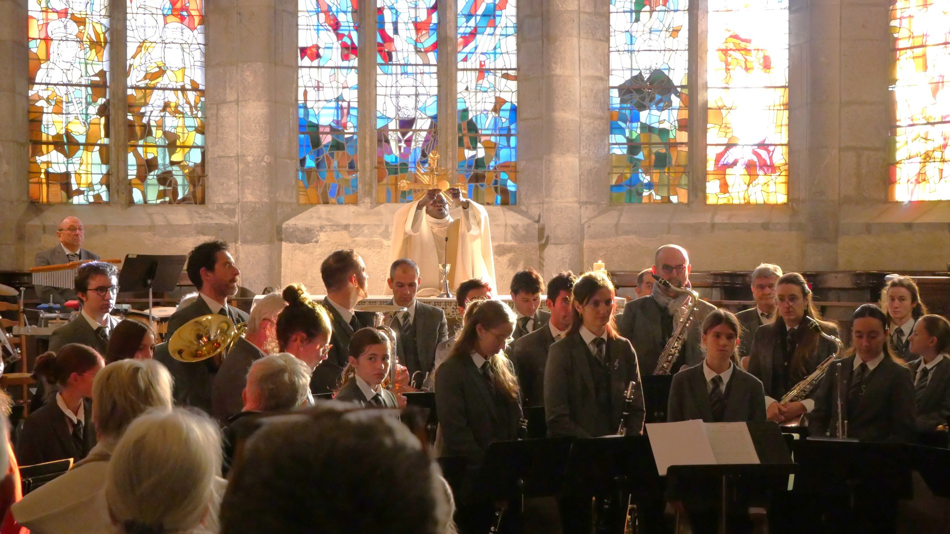 dimanche-23-novembre-2025-les-harmonies-de-samoens-et-mieussy-fetent-ste-cecile-dans-leglise-de-leur-village