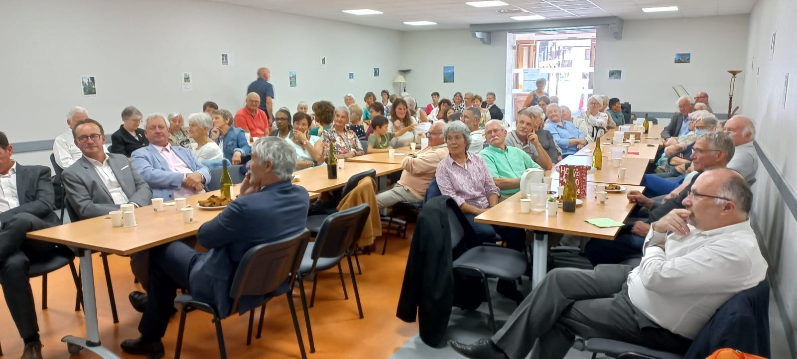 visite-pastorale-de-mgr-yves-le-saux-au-coeur-de-la-communaute-paroissiale-du-bienheureux-ponce-en-haut-giffre-le-dejeuner-et-le-partage