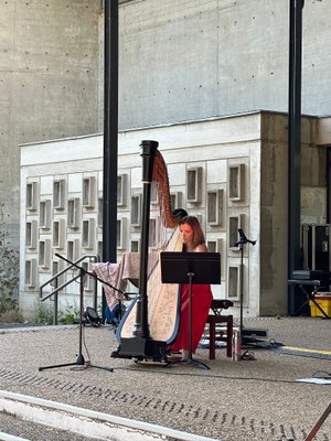 Harpe sur le parvis de Ste bernadette