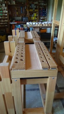 9.quelques trous pour accueillir les tuyaux pour les 2 claviers