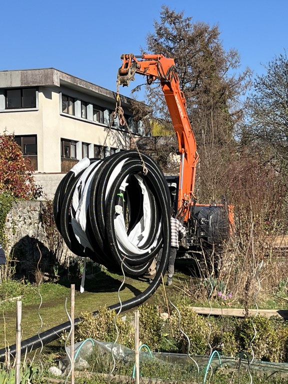 Mise en place dans le sol des tuyaux pour le chauffage 