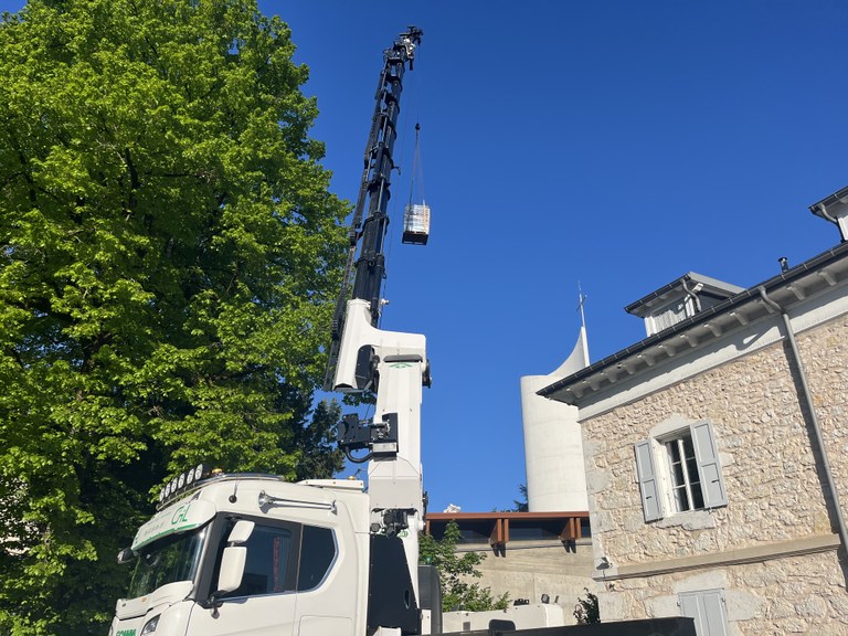 Arrivée du matériel  pour les panneaux solaires par les airs ! 