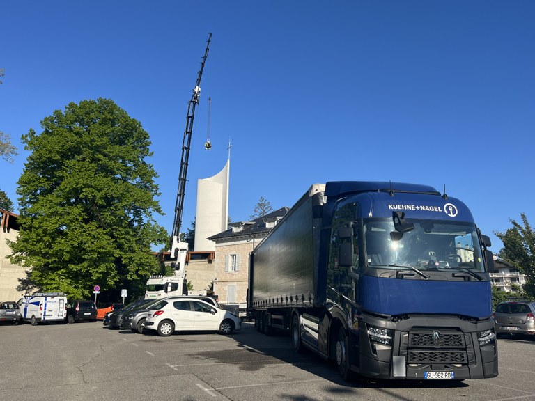 Immense camion sur la parking pour la dépose du matériel 