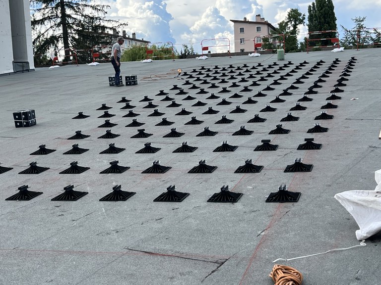 Installation des milliers de crochets pour les futurs panneaux solaires 
