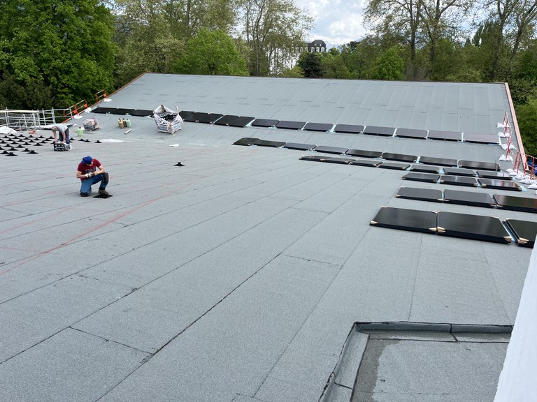 Pose des 1ers panneaux solaires sur le toit de Ste Bernadette 
