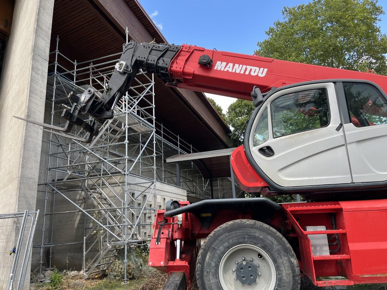 Montage de l'échafaudage sur la face d'entrée principale