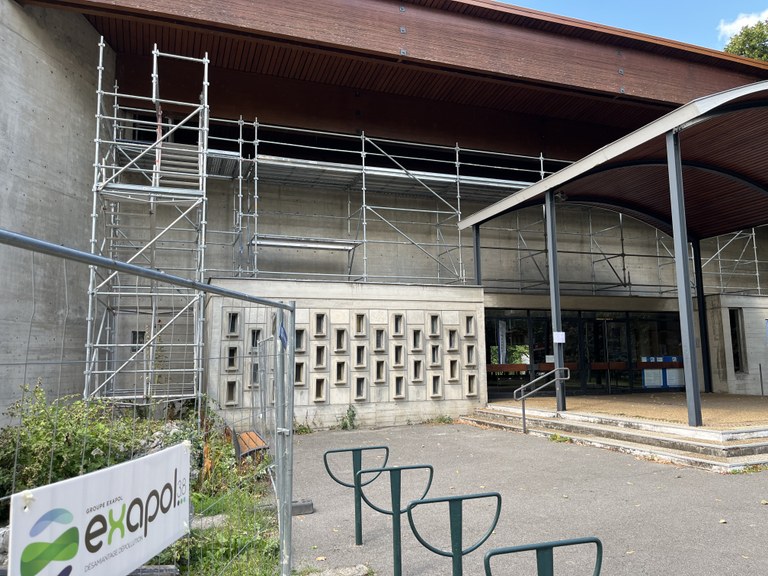 Echafaudage en cours de montage face entrée principale