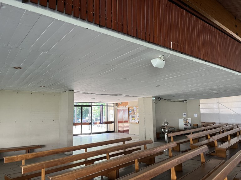 Vue sur le nartex sans les portes intérieures de l'église qui ont été déposées pour changement total