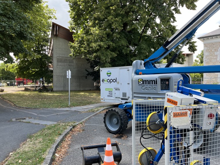 Arrivée des engins pour la dépose des vitres