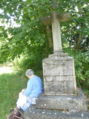 13  tout près de la chapelle, une croix en reconnaissance des visitandines