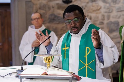 2026 02 07 Messe Jeunes Eveque CZ 6190