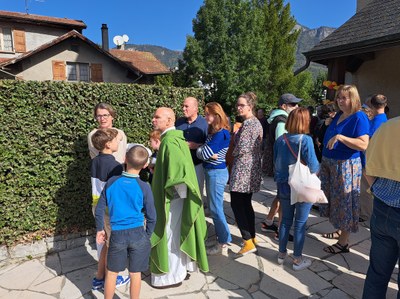 22  Sortie de l'église