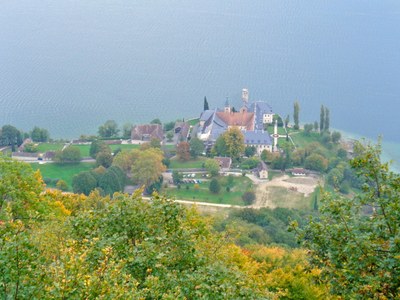 Vue plongeante sur l'abbaye et le lac