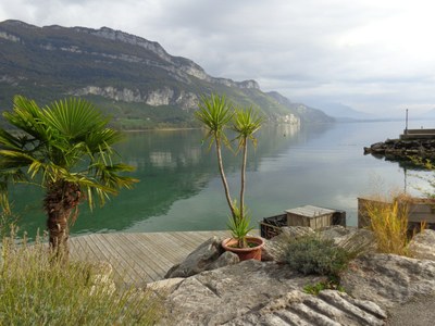 Passage au bout du lac et dernier regard sur Hautecombe depuis l'autre rive 