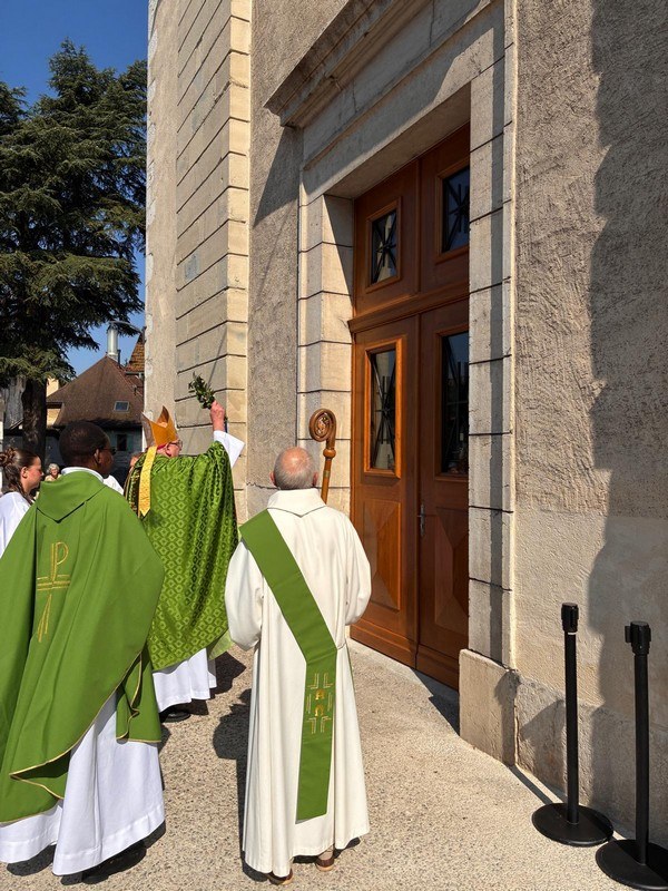 13-juillet-2025-benediction-de-la-porte-de-leglise-de-frangy-en-presence-de-mgr-le-saulx
