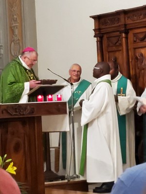 11 - Remise des clés des églises de la Paroisse par l'Evêque au Père Fidèle
