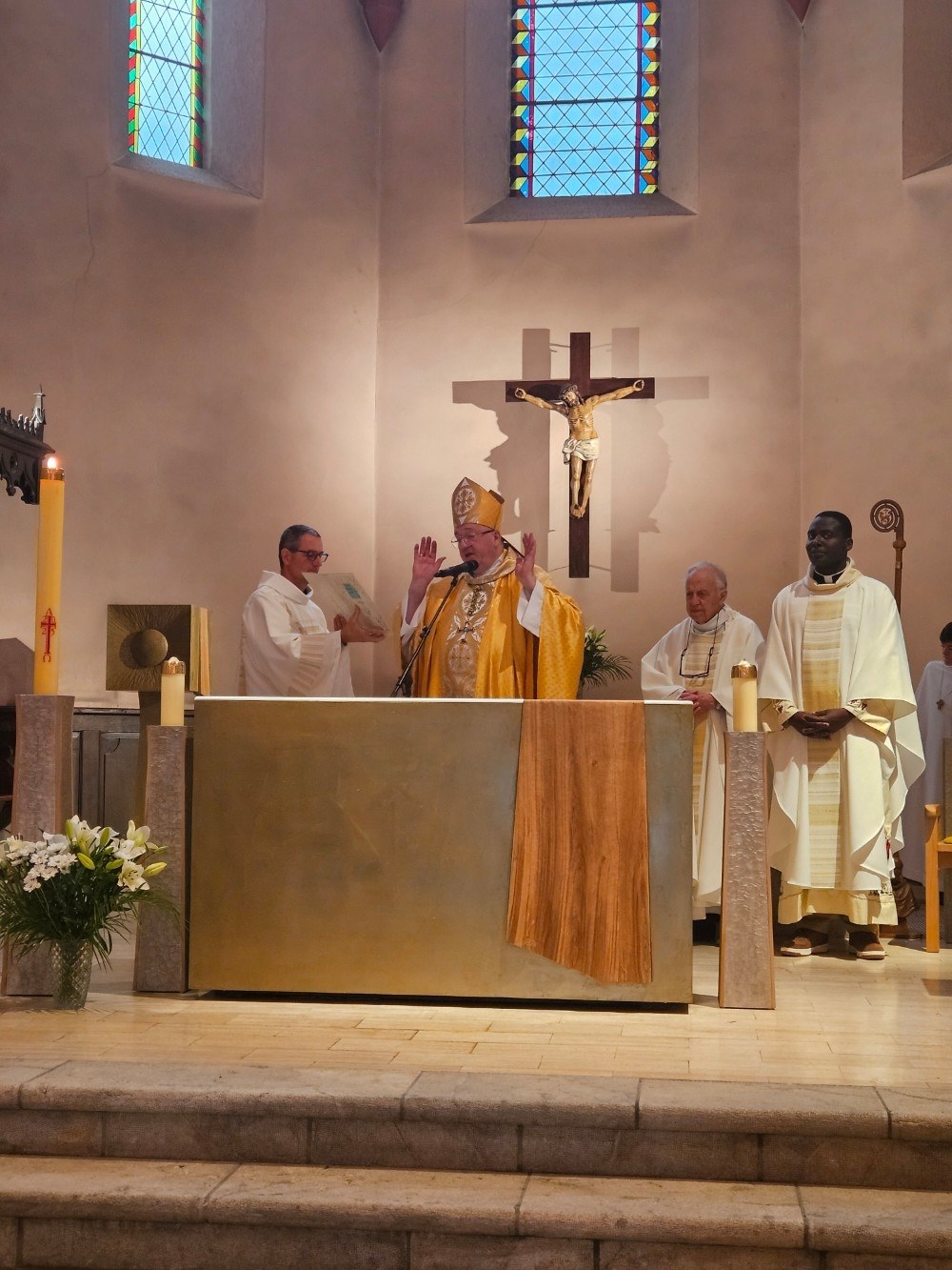 la-messe-de-consecration-du-nouveau-mobilier-en-images-1