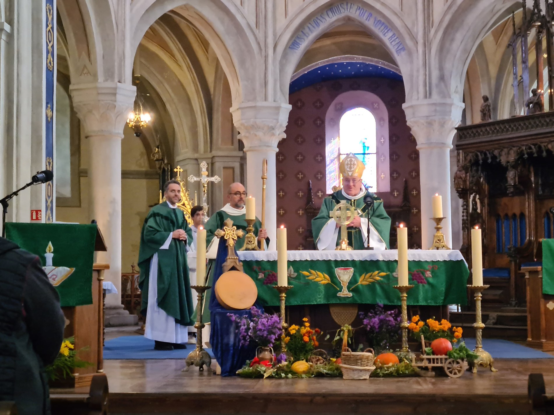 600e-foire-dabondance-en-presence-de-mgr-yves-le-saulx