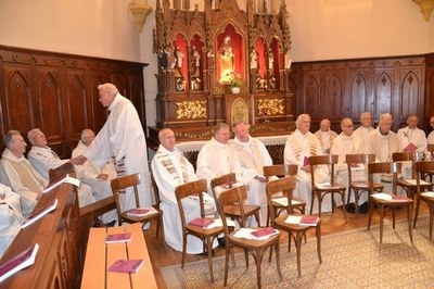 Messe dominicale concélébrée par les Jésuites, le curé de la paroisse et le vicaire général