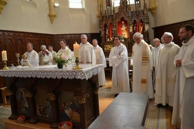 -Messe dominicale concélébrée par les Jésuites, le curé de la paroisse et le vicaire général
