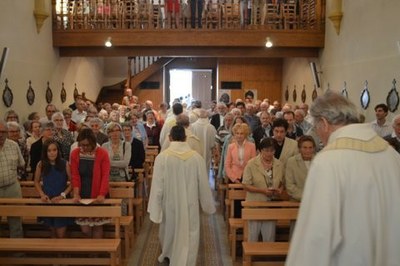 -Messe dominicale concélébrée par les Jésuites, le curé de la paroisse et le vicaire général