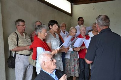 -	Un apéritif suivi d'un buffet convivial a réuni Jésuites et paroissiens pour clôturer ces jours de fête autour de Pierre Favre.