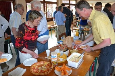 -	Un apéritif suivi d'un buffet convivial a réuni Jésuites et paroissiens pour clôturer ces jours de fête autour de Pierre Favre.