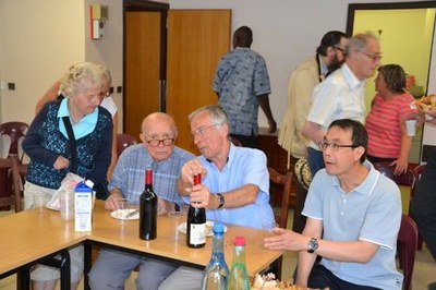 -	Un apéritif suivi d'un buffet convivial a réuni Jésuites et paroissiens pour clôturer ces jours de fête autour de Pierre Favre.