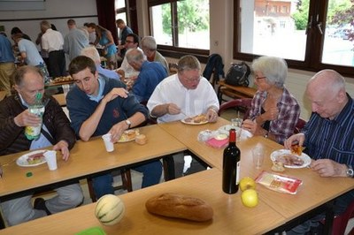 -	Un apéritif suivi d'un buffet convivial a réuni Jésuites et paroissiens pour clôturer ces jours de fête autour de Pierre Favre.