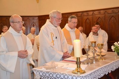 -	Le Père André Arnet concélèbre la messe avec le Père Alain Fournier (Vicaire général) et le Père jésuite Henri Aubert supérieur de la communauté St-Ignace de Lyon