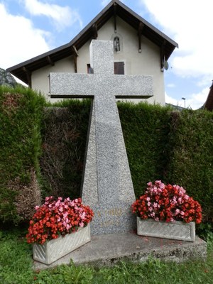 Croix en granit  à la sortie du village 1976.