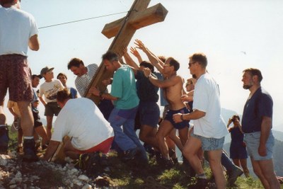 Elévation de la croix de  l'Arpettaz le 9 juillet 1995