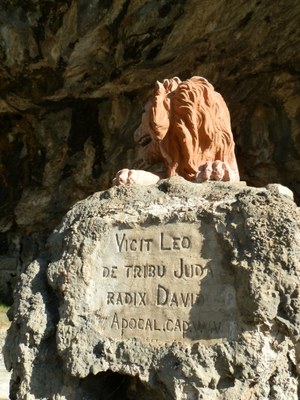 Lion à l'entrée de la Grotte de Lourdes.