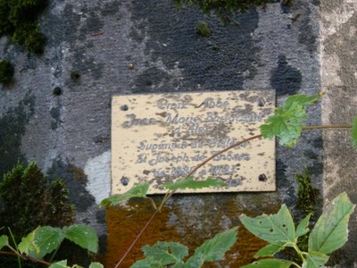 Plaque au bas de la croix de l'abbé Jean-Marie Barrucand d'Alex