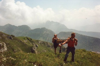 Porteurs de la croix à la Tête de l'Arpettaz à 1840 m le  9 juillet 1995 (par le secours en montagne)