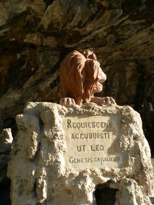 Lion à droite de l'entrée de la Grotte de Lourdes.