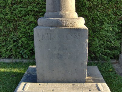 Socle de la croix du cimetière