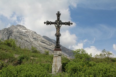 croix de Venay près du petit pont sur le sentier qui part des bâtiments communaux.JPG