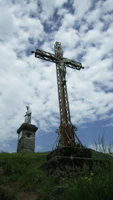 croix dominant le chemin de croix de la Duche.JPG