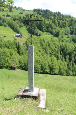 croix en haut du sentier des Parmerais.JPG