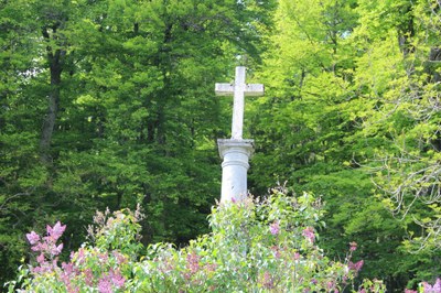 croix oratoire sur la route du Mont à droite avant le hameau du Mont.JPG