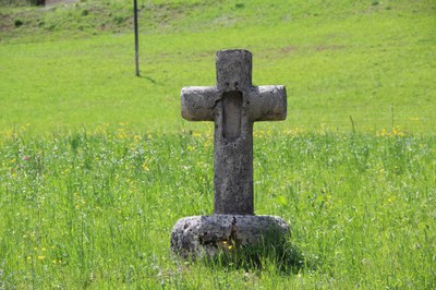 croix située le long de la route qui va du Grand-Bornand au Chinaillon, à gauche , entre le Bois Bercher et les Nants.JPG