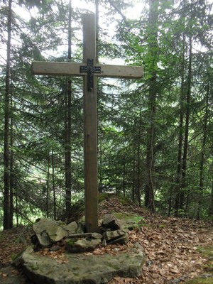 croix située sur le sentier qui monte des Plans à la Pierre marquée (sous la Bombardellaz PG
