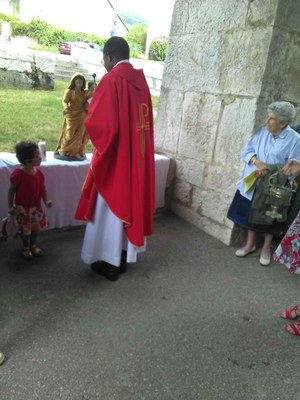 03 Père Sébastien bénit la statue de la Vierge