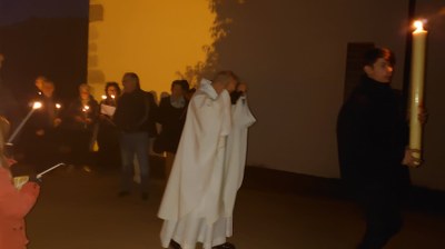 Vigile Pascale de l'Aube (12) Procession vers l'église.jpg
