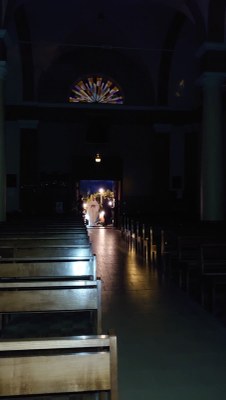 Vigile Pascale de l'Aube (13) Entrée dans l'église.jpg
