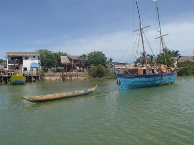 2021 12 27a goelette et pirogue à Belo