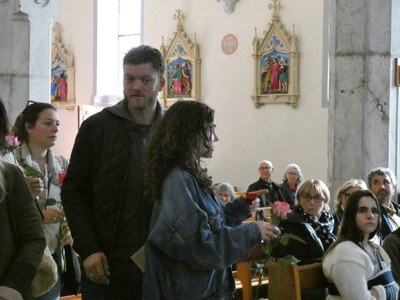 2025.04.06 futurs mariés + entrée église Lola et Zita (2).JPG